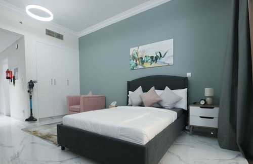 Dubai Apartamento | 20 Min from Downtown Dubai - Amazing Studio with Hugh Balcony in Majan
