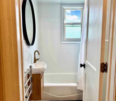The Heights Casa | 20 min NYC-Modern Private Room-Queen Bed-Parking