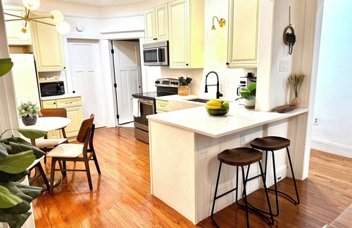 The Heights Casa | 20 min NYC Private Rm Queen Bed Parking