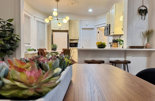 The Heights Casa | 20 min NYC Private Rm Queen Bed Parking