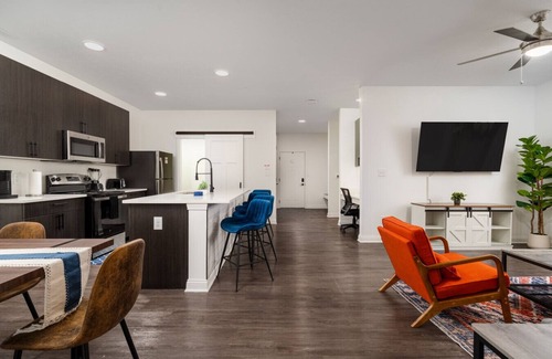 Whitestown Apartamento | 20 mins DT| Sleeps 9 | Decadent Haven Spacious Gym