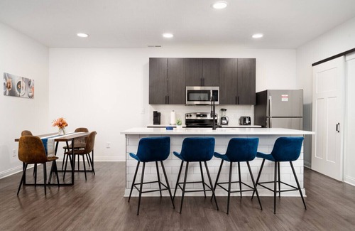 Whitestown Apartamento | 20 mins DT| Sleeps 9 | Decadent Haven Spacious Gym