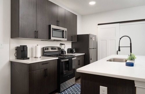 Whitestown Apartamento | 20 mins DT| Sleeps 9 | Decadent Haven Spacious Gym