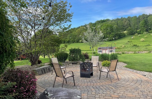 Julian Casa | 20 minutes from Penn State! Private entrance, cozy living space.