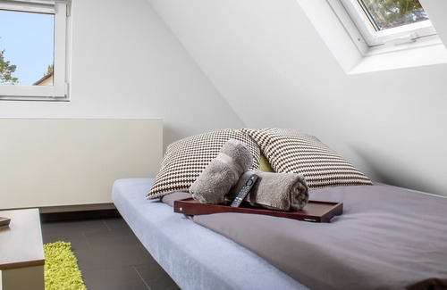 Weststadt Apartamento | 20 minutes to the city! Cozy attic studio apartment.