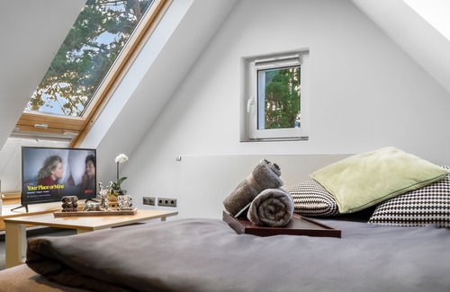 Weststadt Apartamento | 20 minutes to the city! Cozy attic studio apartment.