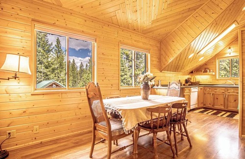 Island Park Cabina | 20 Minutes to West Yellowstone. A 2 block walk to the Henry Fork.