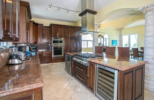 Island Harbour Casa | 20% OFF 4 Bedroom Villa- Gated, Private, Near hiking and ocean views!