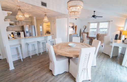 Plantation Casa | ¡Por fin, 3BR / 2BA Timeless Beauty w / Easy Beach Access y Clubhouse w / Pool!