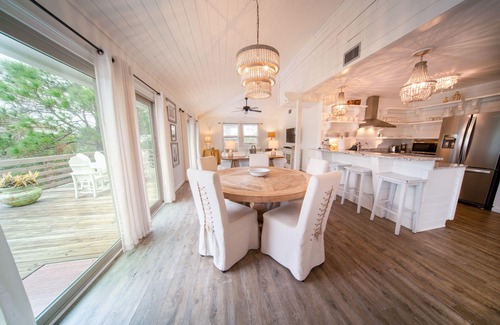 Plantation Casa | ¡Por fin, 3BR / 2BA Timeless Beauty w / Easy Beach Access y Clubhouse w / Pool!