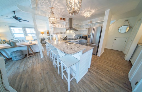 Plantation Casa | ¡Por fin, 3BR / 2BA Timeless Beauty w / Easy Beach Access y Clubhouse w / Pool!