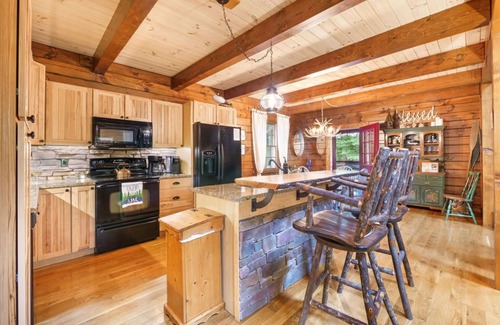 Perrysville Cabina | Log Cabin+Hiking+Hot Tub+Lake or River!