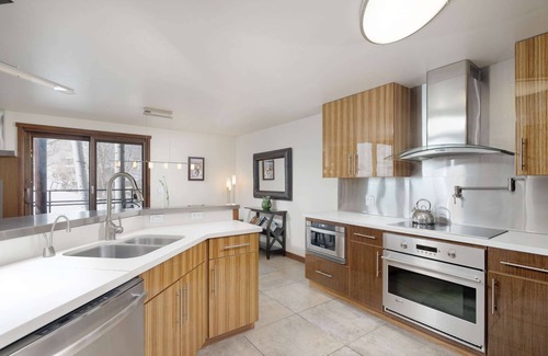 Aspen Condominio | Retiro de lujo en Aspen: a pie de restaurantes / tiendas, 2 balcones, jacuzzi y piscina / tenis al aire libre en verano