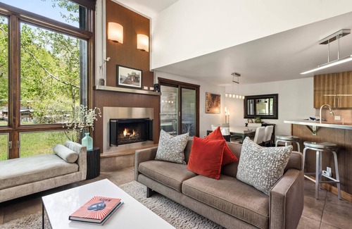 Aspen Condominio | Retiro de lujo en Aspen: a pie de restaurantes / tiendas, 2 balcones, jacuzzi y piscina / tenis al aire libre en verano
