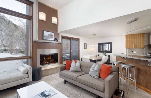 Aspen Condominio | Retiro de lujo en Aspen: a pie de restaurantes / tiendas, 2 balcones, jacuzzi y piscina / tenis al aire libre en verano