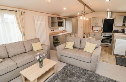 West Heslerton Cabaña | 20 WOLDS VIEW, pet friendly, with a garden in West Heslerton