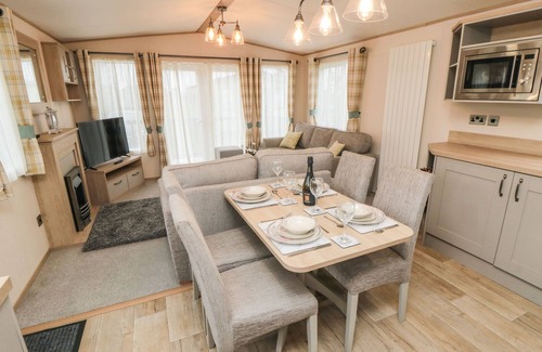 West Heslerton Cabaña | 20 WOLDS VIEW, pet friendly, with a garden in West Heslerton