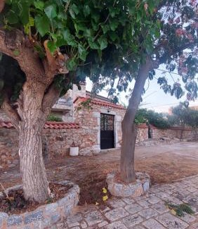 Pyrgou Dirou Casa | 200 year old 'Kamara Suite' with private garden