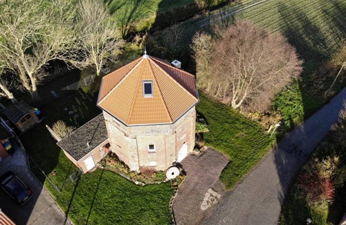 Kreitlapperei Casa | 200 year old windmill as a vacation home near Greetsiel. Pet friendly!
