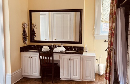 Russellville Cama Y Desayuno | 200 Yr Old Historical Southern Mansion with History To Spare.