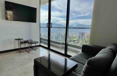 El Castillo Apartamento | 2002 City skyline view in El Poblado