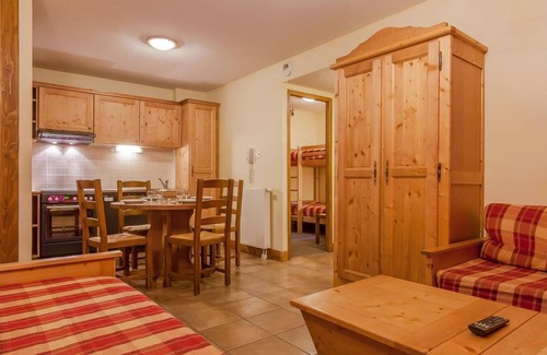Lanslevillard Apartamento | 200m del centro estación, piscina, sauna, hammam, balcón, parking, tv, local para esquís, 60m²
