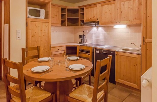 Lanslevillard Apartamento | 200m del centro estación, piscina, sauna, hammam, balcón, parking, tv, local para esquís, 60m²