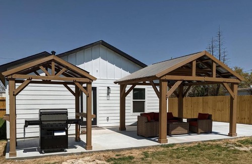 Flour Bluff Casa | 2022 Built Modern Family-Friendly Oasis