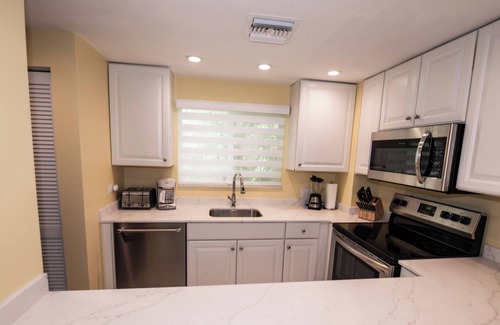North Side Condominio | 2023 Renovated The Retreat 17 Oceanview ground floor condo steps to ocean/beach