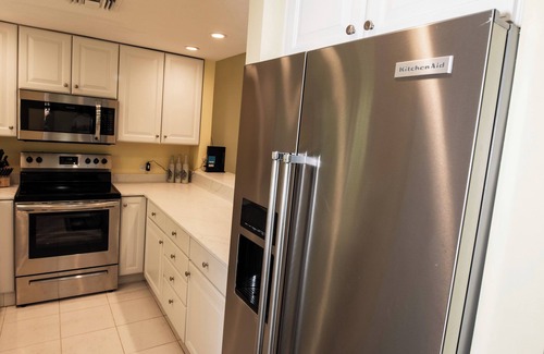 North Side Condominio | 2023 Renovated The Retreat 17 Oceanview ground floor condo steps to ocean/beach