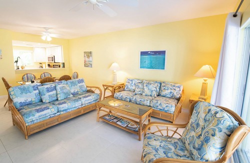 North Side Condominio | 2023 Renovated The Retreat 17 Oceanview ground floor condo steps to ocean/beach
