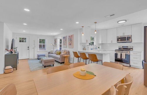 Nauck Casa | 2025 Full Renovation - Charming 4BR Bungalow Home