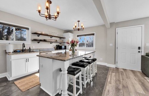 Madison Heights Casa | 2025 Newly Furnished OPEN CONCEPT 1700 Total SQ FT 5 TVS, GIG WiFi 185+Channels