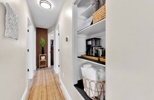 Madison Heights Casa | 2025 Newly Furnished OPEN CONCEPT 1700 Total SQ FT 5 TVS, GIG WiFi 185+Channels