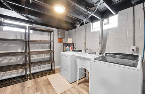 Madison Heights Casa | 2025 Newly Furnished OPEN CONCEPT 1700 Total SQ FT 5 TVS, GIG WiFi 185+Channels