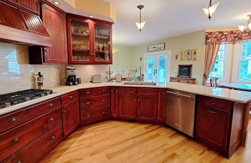 Three Oaks Casa | 2026 Open Secluded retreat Heated pool 13 acres pool table playground