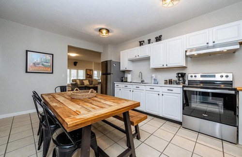 Three Oaks Casa | Three Oaks Home Close To Everything! Two Night Summer Min!