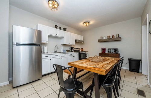 Three Oaks Casa | Three Oaks Home Close To Everything! Two Night Summer Min!