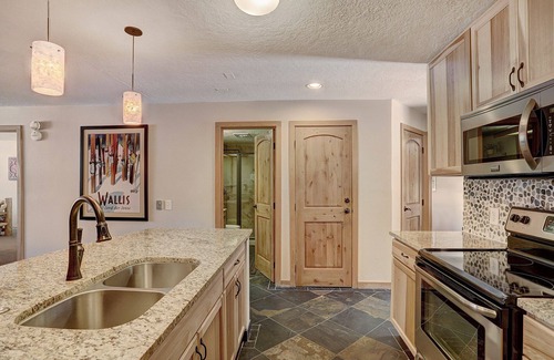 Keystone Condominio | 2065 The Pines by RedAwning