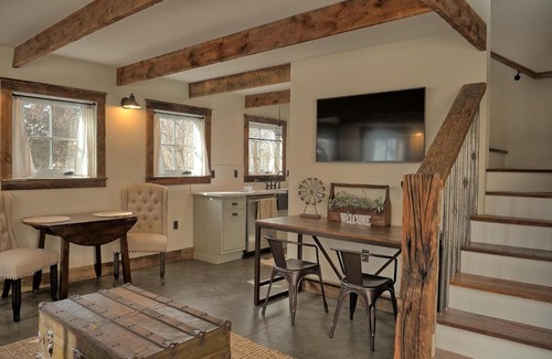 Castle Rock Casa | 208 Cantril Street