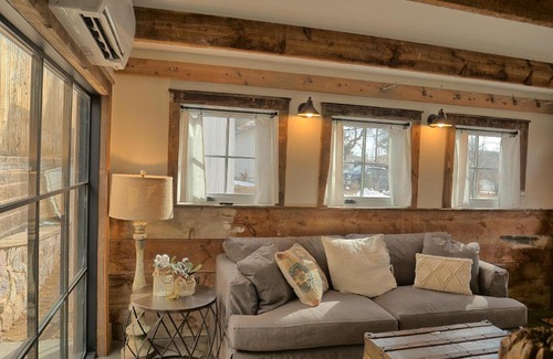 Castle Rock Casa | 208 Cantril Street