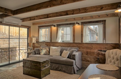 Castle Rock Casa | 208 Cantril Street
