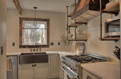 Castle Rock Casa | 208 Cantril Street