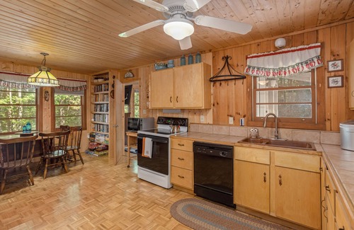 Lake Toxaway Cabina | 20min to Sapphire Resort with Amenities+Wii&Xbox!