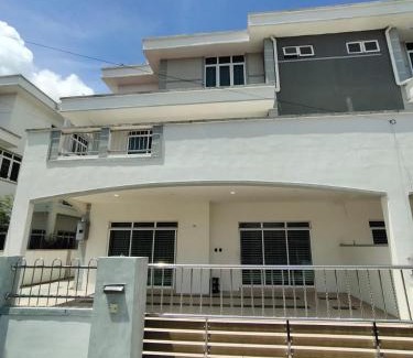 Taman Sejati Apartamento | 20Pax 3-Storey SemiD 5Room&5Bathroom Sweet Dream Home Sitiawan