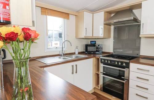 Llanllwchaiarn Cabaña | 21 BAY VIEW, pet friendly, with pool in Cross Inn