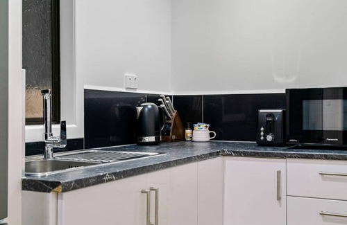 Titirangi Apartamento | 21 Kaurimu Rise, Titirangi, Auckland 0604