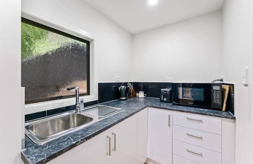 Titirangi Apartamento | 21 Kaurimu Rise, Titirangi, Auckland 0604