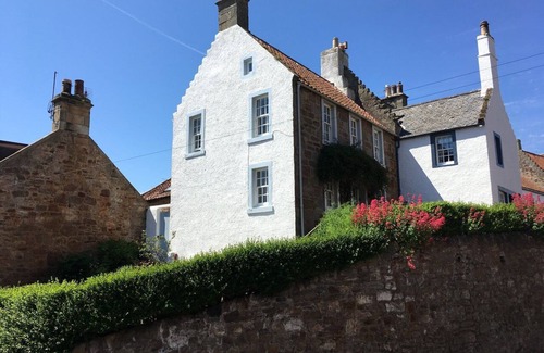 Crail Cabaña | 21 Shoregate - stylish cottage with sea views and secluded garden, pet-friendly