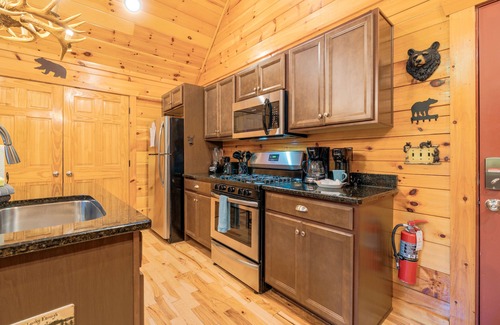 Gatlinburg Cabina | 210 Cubs In The Treetops 2 Bedroom Home by RedAwning